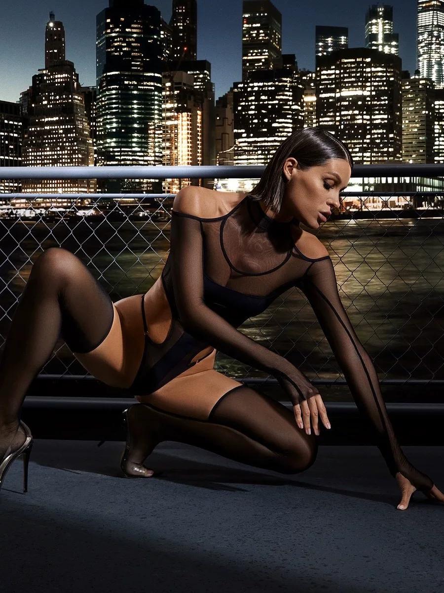 165 cm boyda bağlı uyluk çoraplı siyah şeffaf uzun kollu bodystocking tam boy görünüm