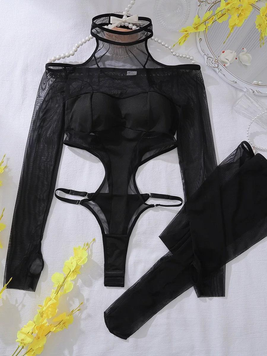 Yaka bandından cold-shoulder kol askısını gösteren siyah şeffaf file bodystocking yapay yaka detayı