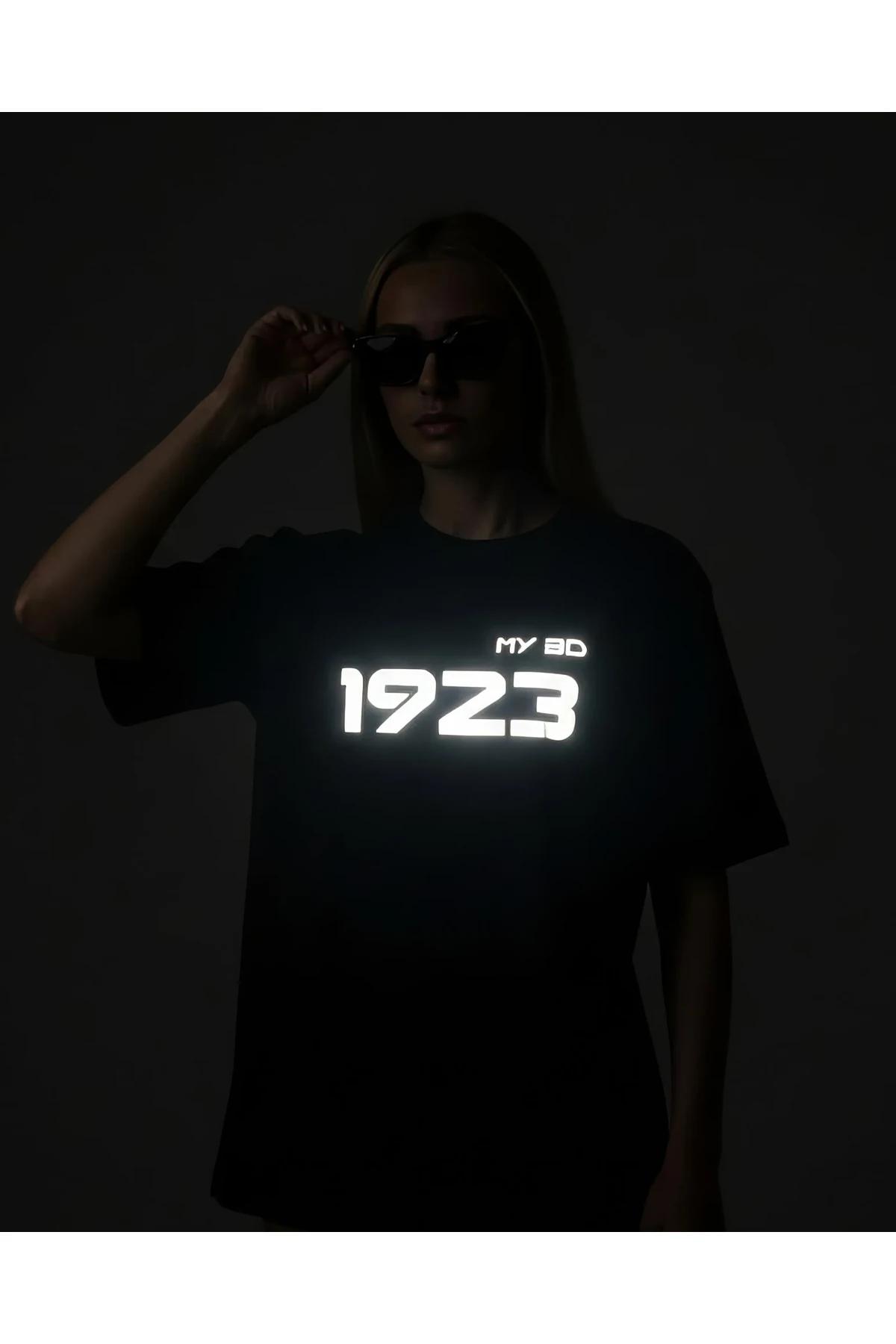 Düşük ışıkta beyaz parlayan retroreflektör 1923 baskılı siyah oversize pamuk karışımı tişört