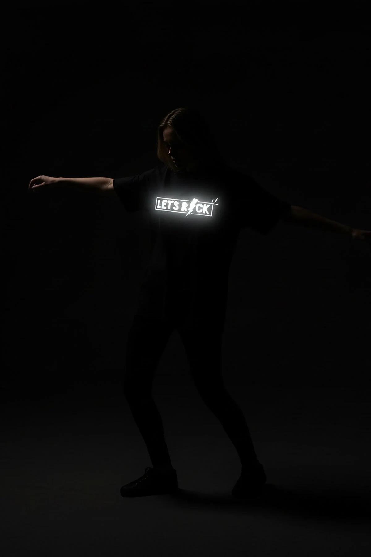 Göğüste reflektör şimşek paneli ve mini şimşek vurgu ikonlu siyah grafik tişört