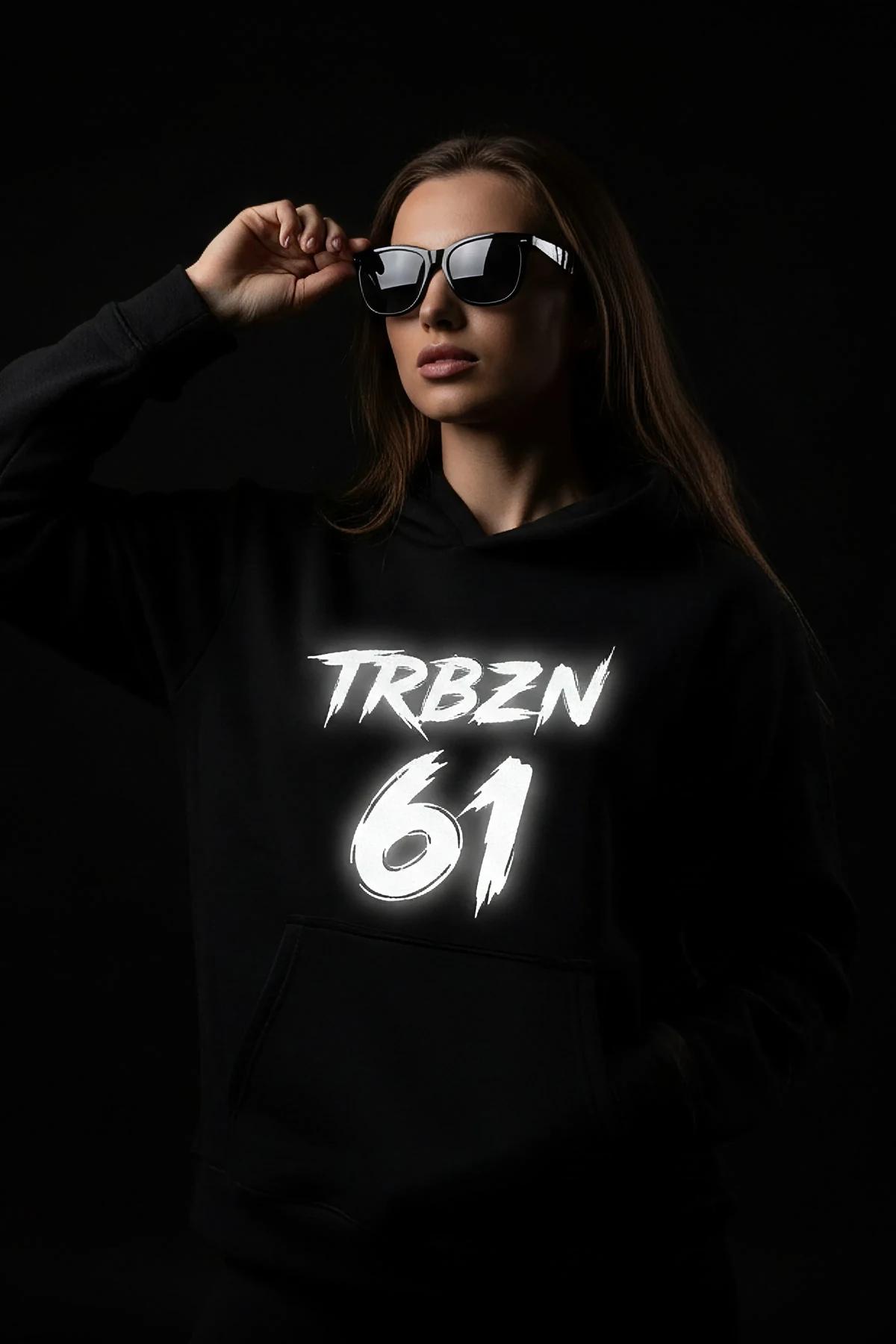 Doğrudan ışık altında beyaz parlayan büyük TRBZN 61 fırça darbesi göğüs baskılı reflektör siyah kapüşonlu sweatshirt