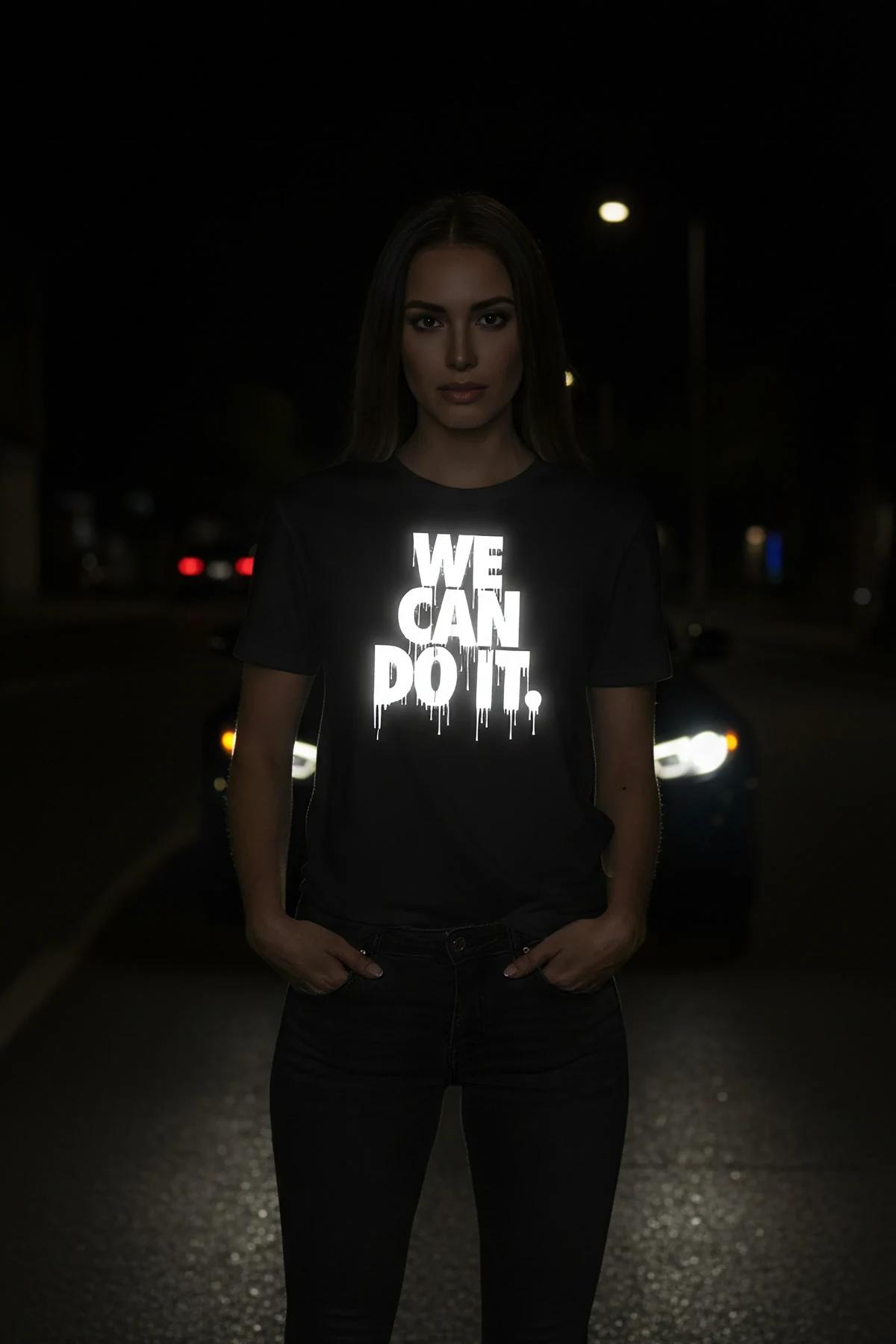 Gece sokak lambasında parlayan damla yazı tipli reflektör kafatası güvesi siyah grafik tişört