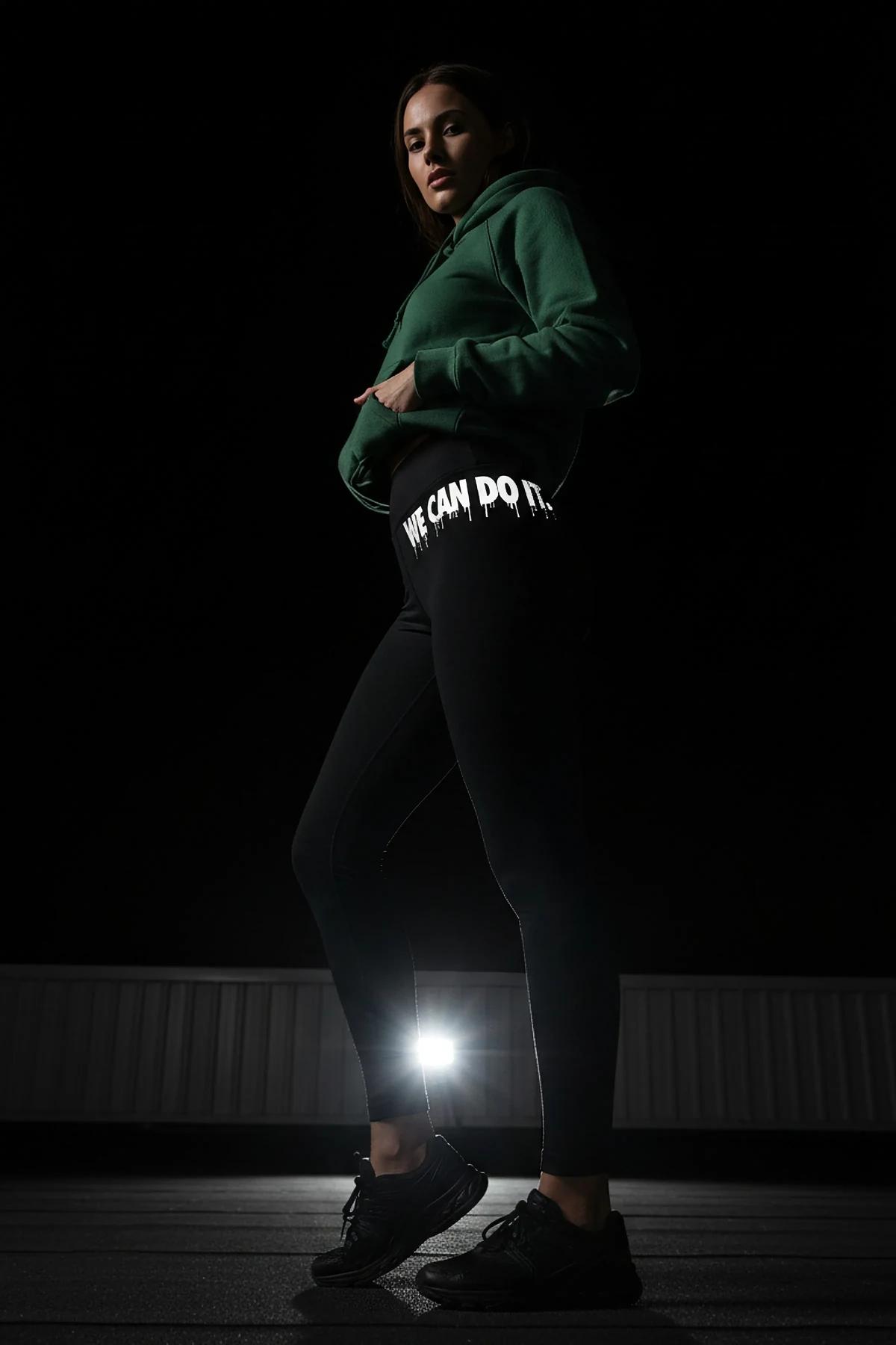Reflektör grafik detaylı 8 cm yüksek bel bandıyla siyah polyester-spandex tayt