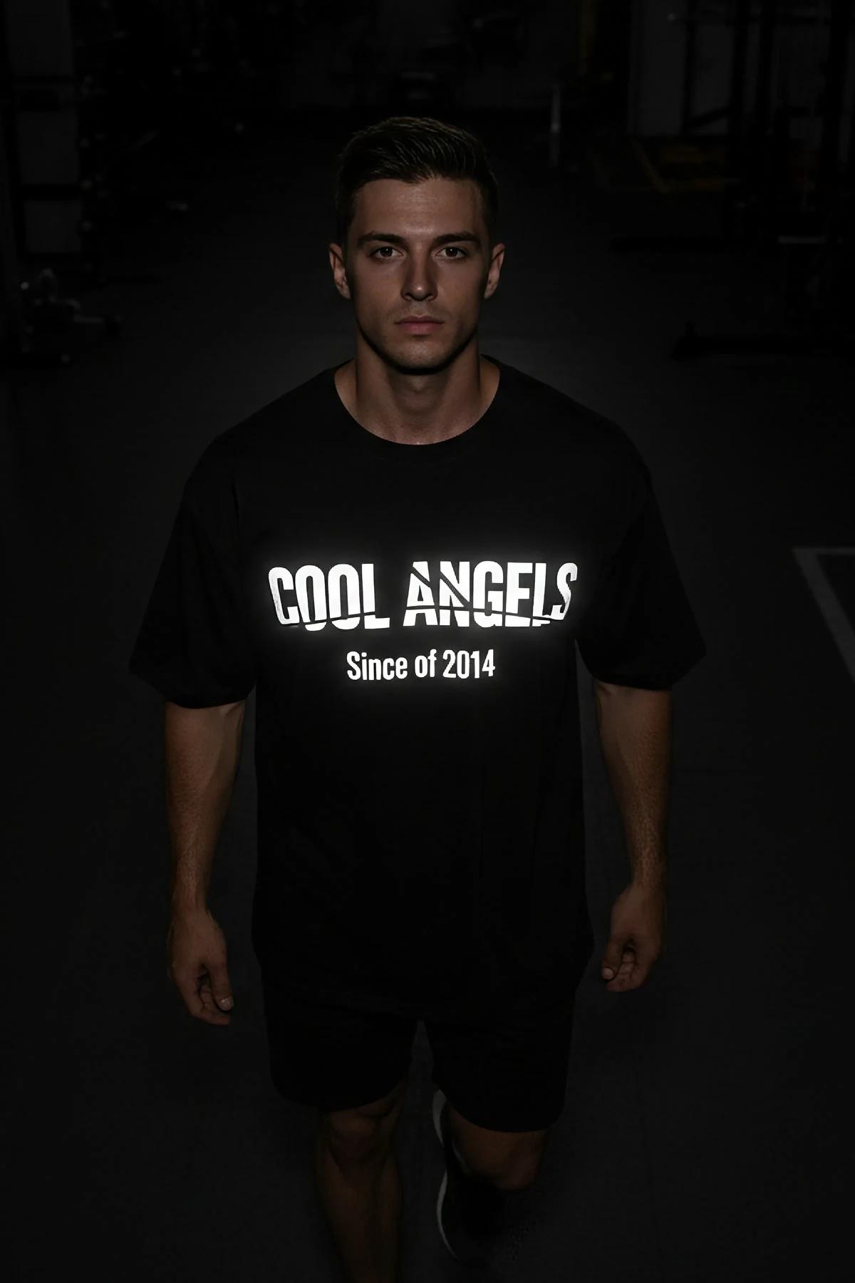 Göğüste reflektör COOL ANGELS logo baskılı, rahat kesim, bisiklet yaka siyah pamuklu karanlıkta parlayan tişört