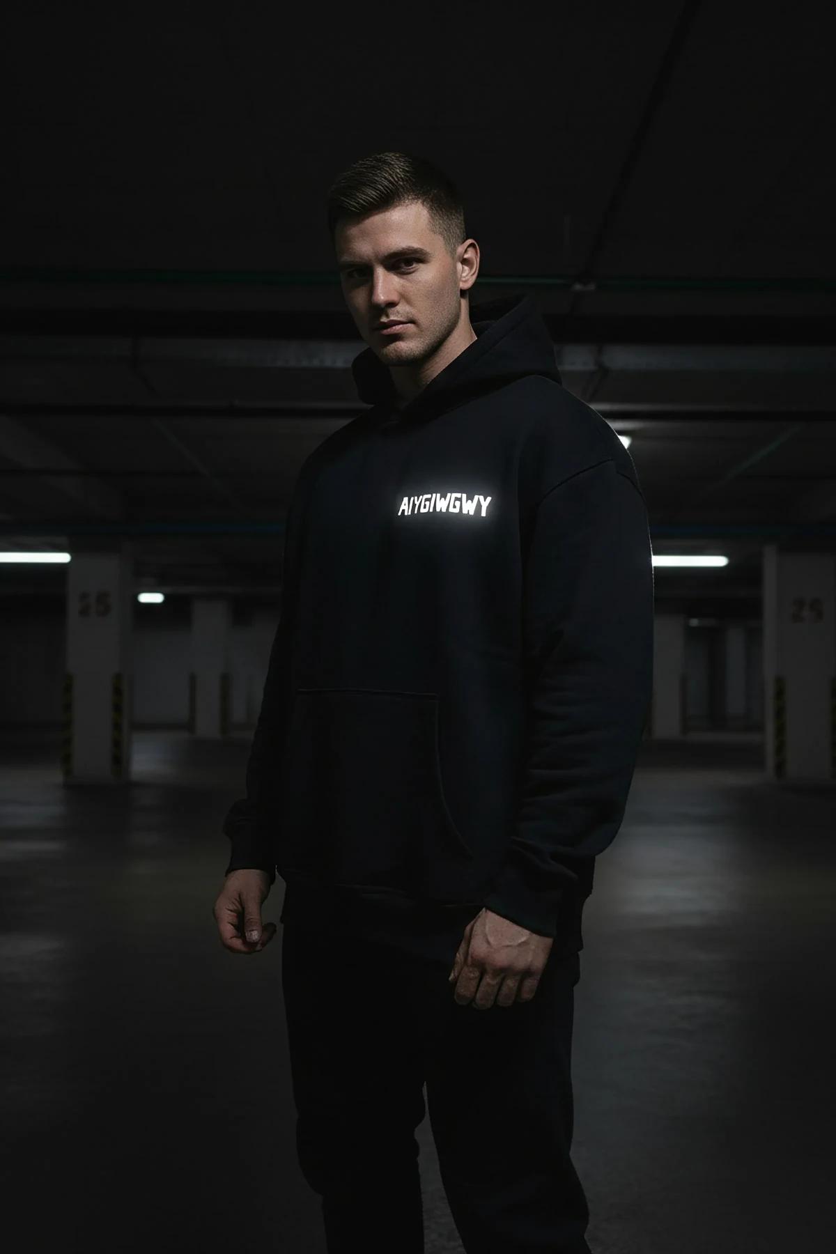 Siyah hoodie kapüşon kenar reflektör şerit detayı yakın çekim