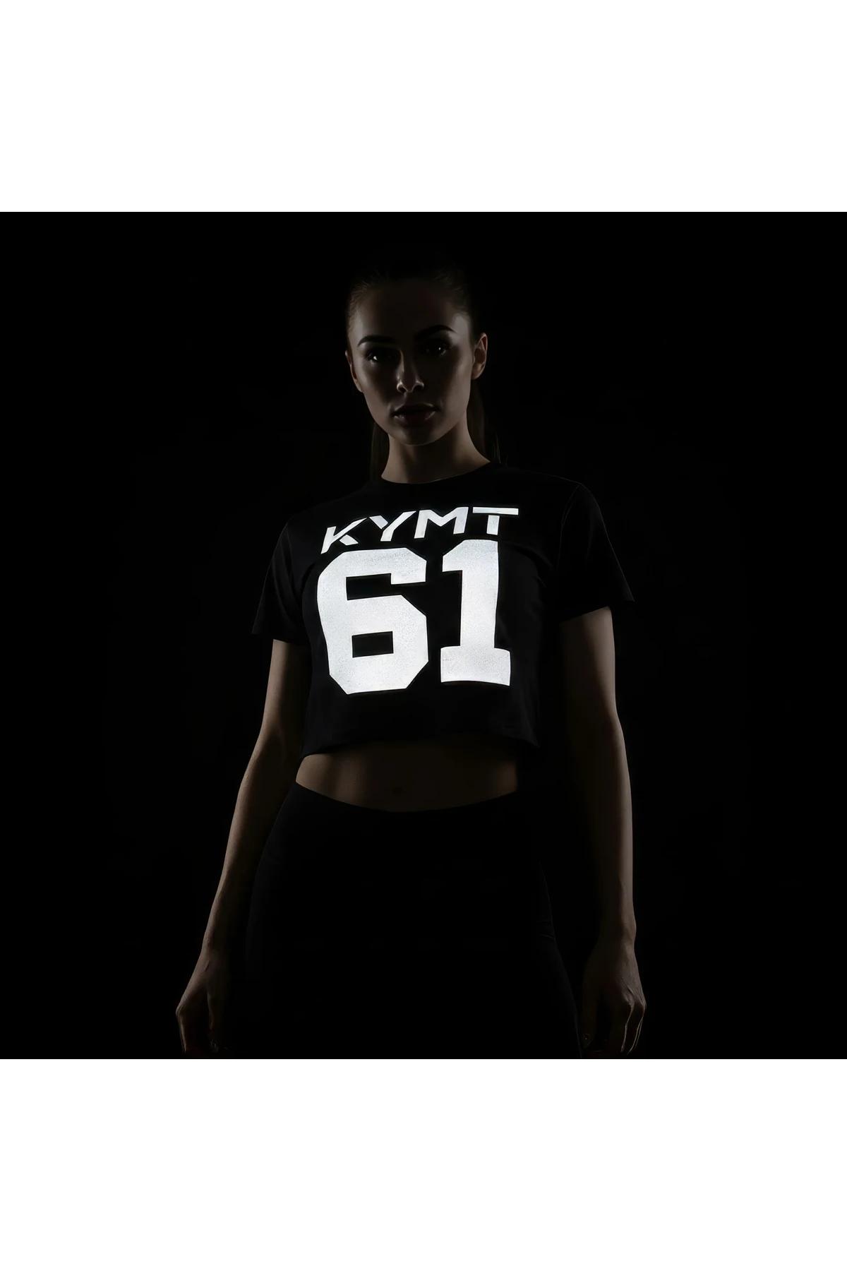 Doğrudan ışık altında parlayan büyük beyaz KYMT 61 grafik baskılı siyah reflektör crop top tişört