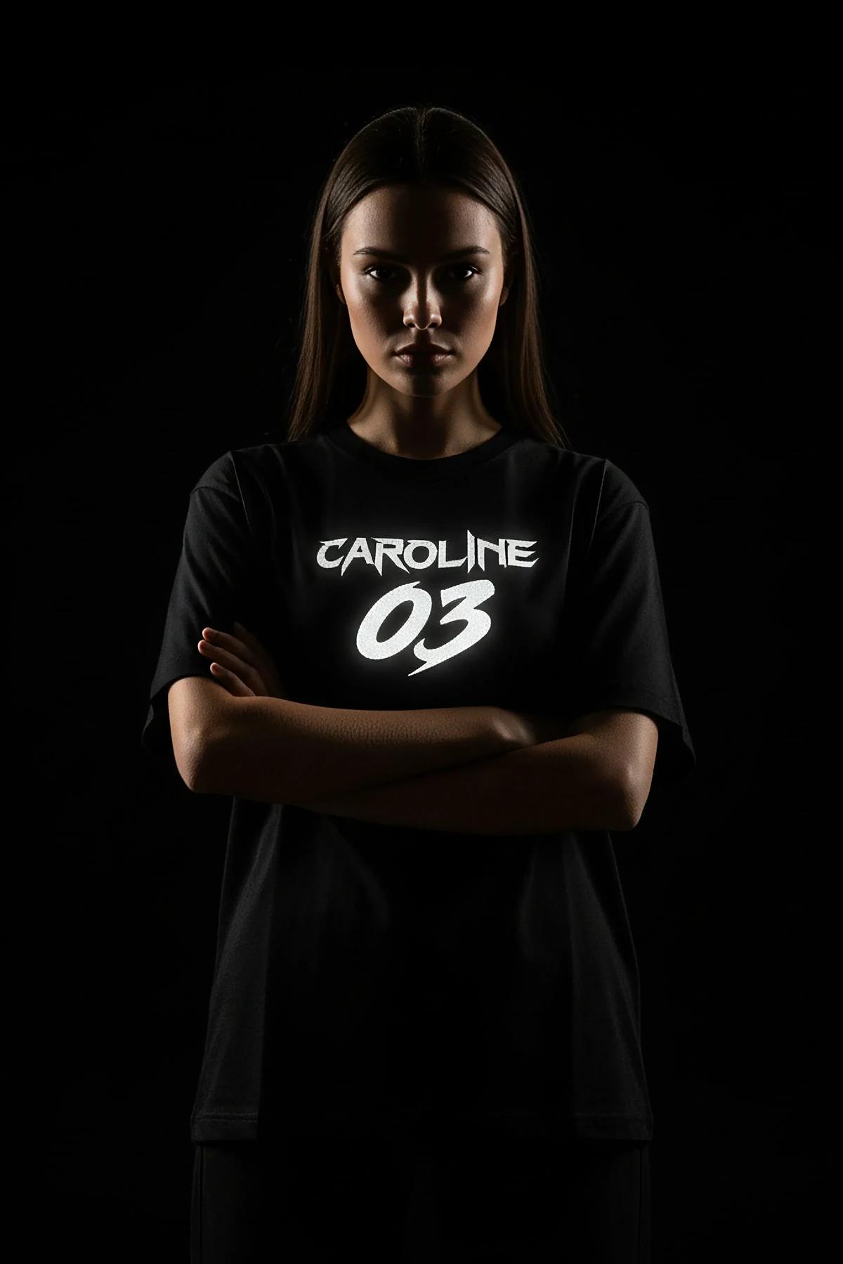 Flaş ışığında parlayan reflektör CAROLINE 03 ön göğüs baskılı siyah oversize tişört