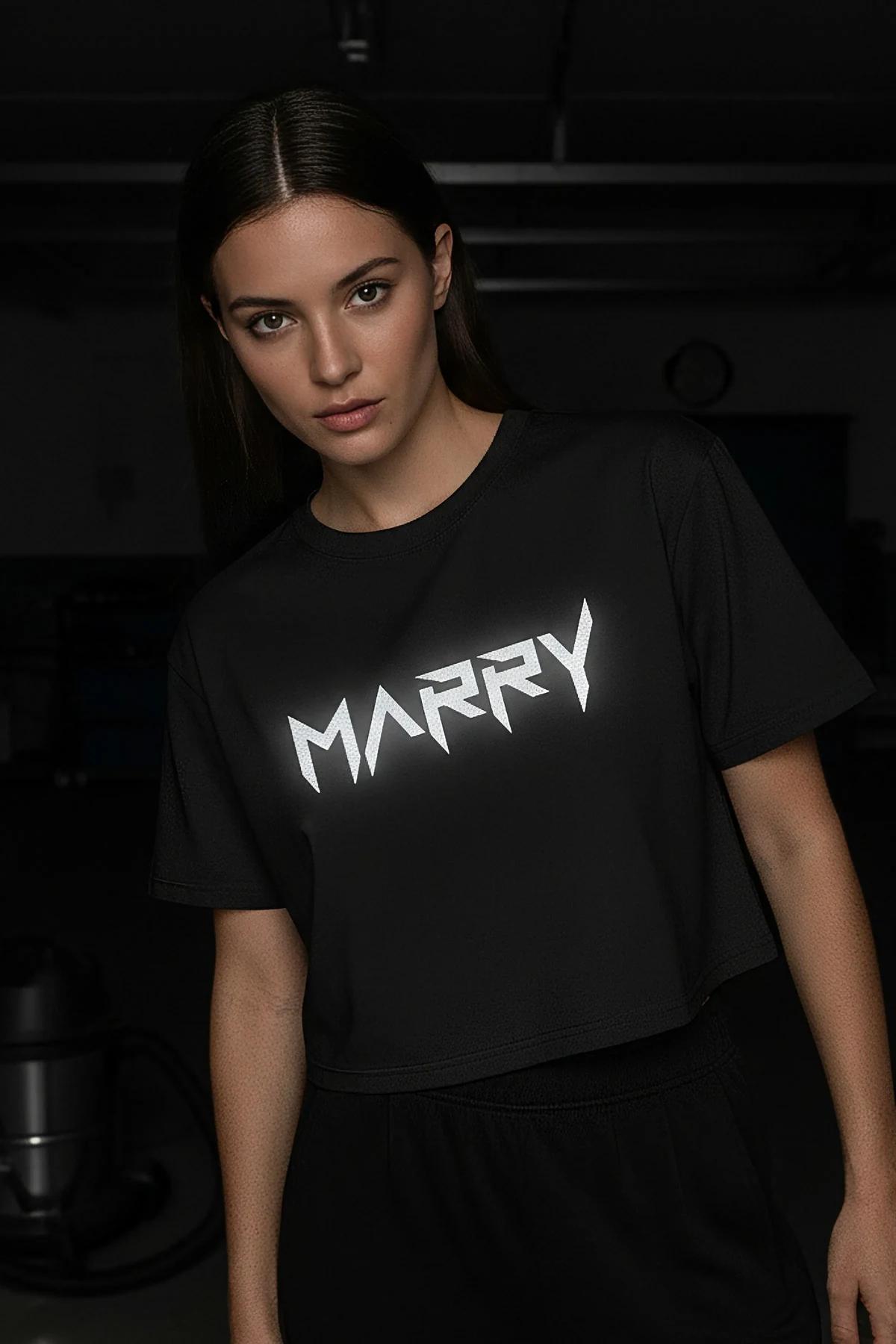 Kalın reflektör beyaz metin grafik baskılı, box kısa kesim silüetli, bisiklet yakalı siyah pamuklu crop top