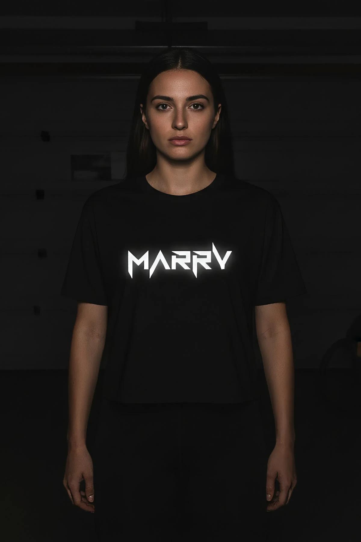 Siyah pamuklu crop top göğüs panelindeki reflektör beyaz metin grafiğinin yakın çekimi
