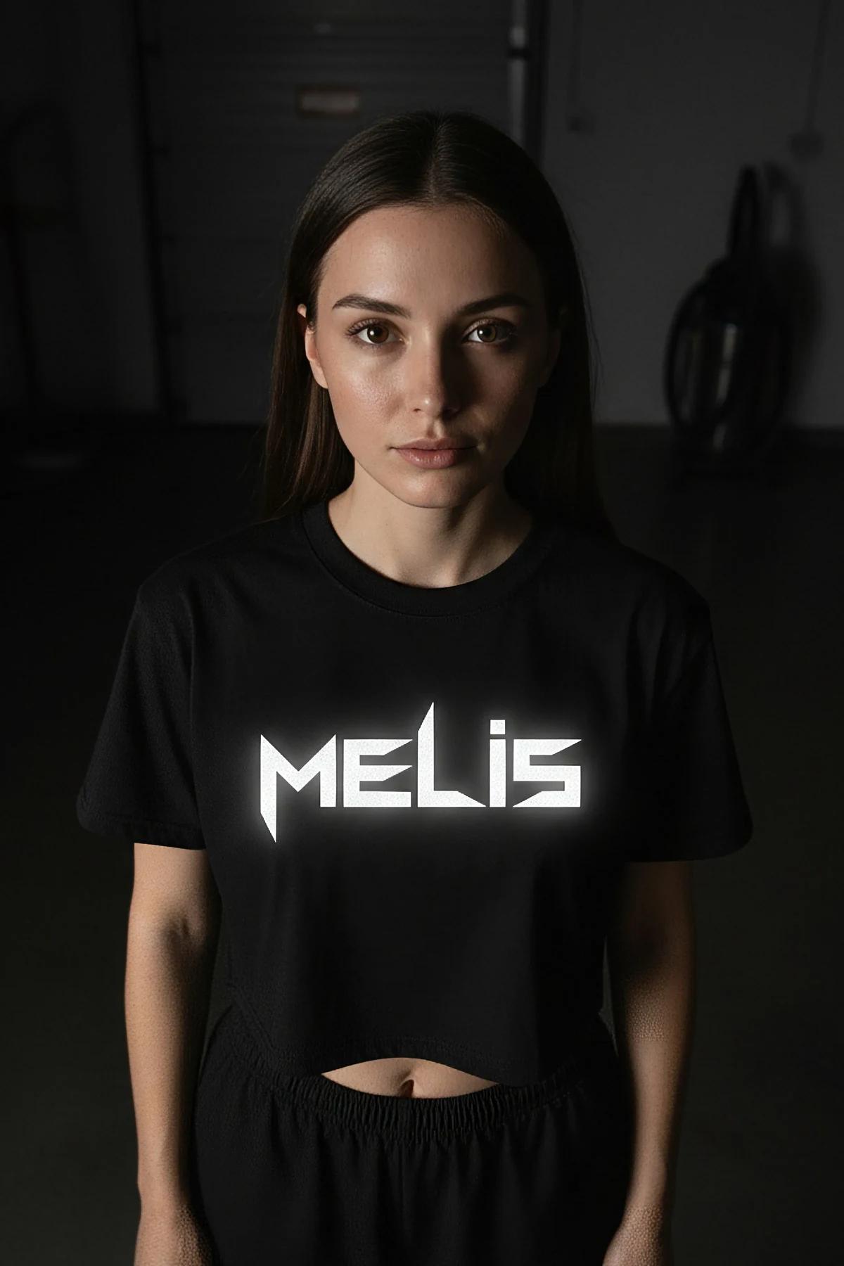 Siyah pamuk jersey crop tişörtteki MELIS reflektör ısı transferi isim baskısının yakın çekimi