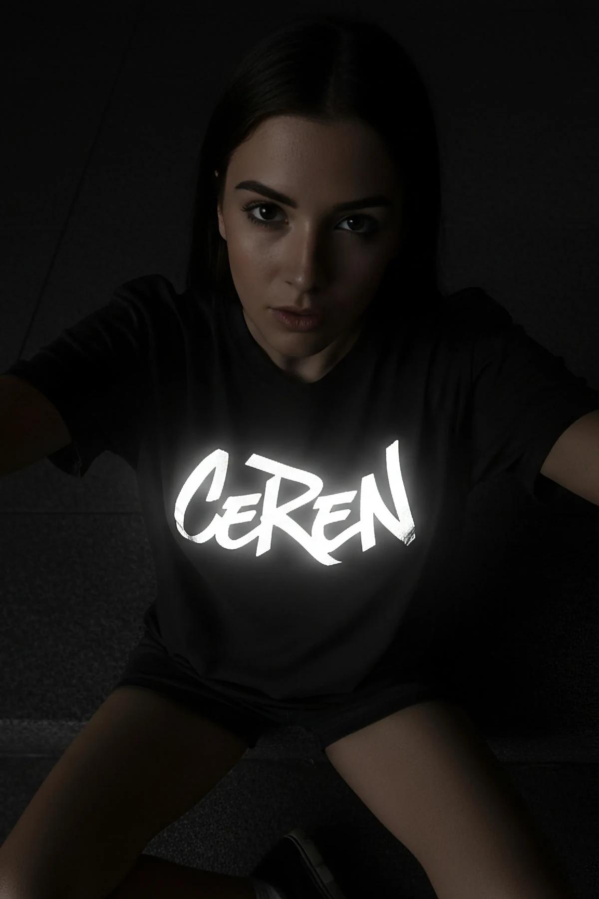 Gece parlak beyaz reflektör yazılı düşük omuz silüetli gri oversize tişört