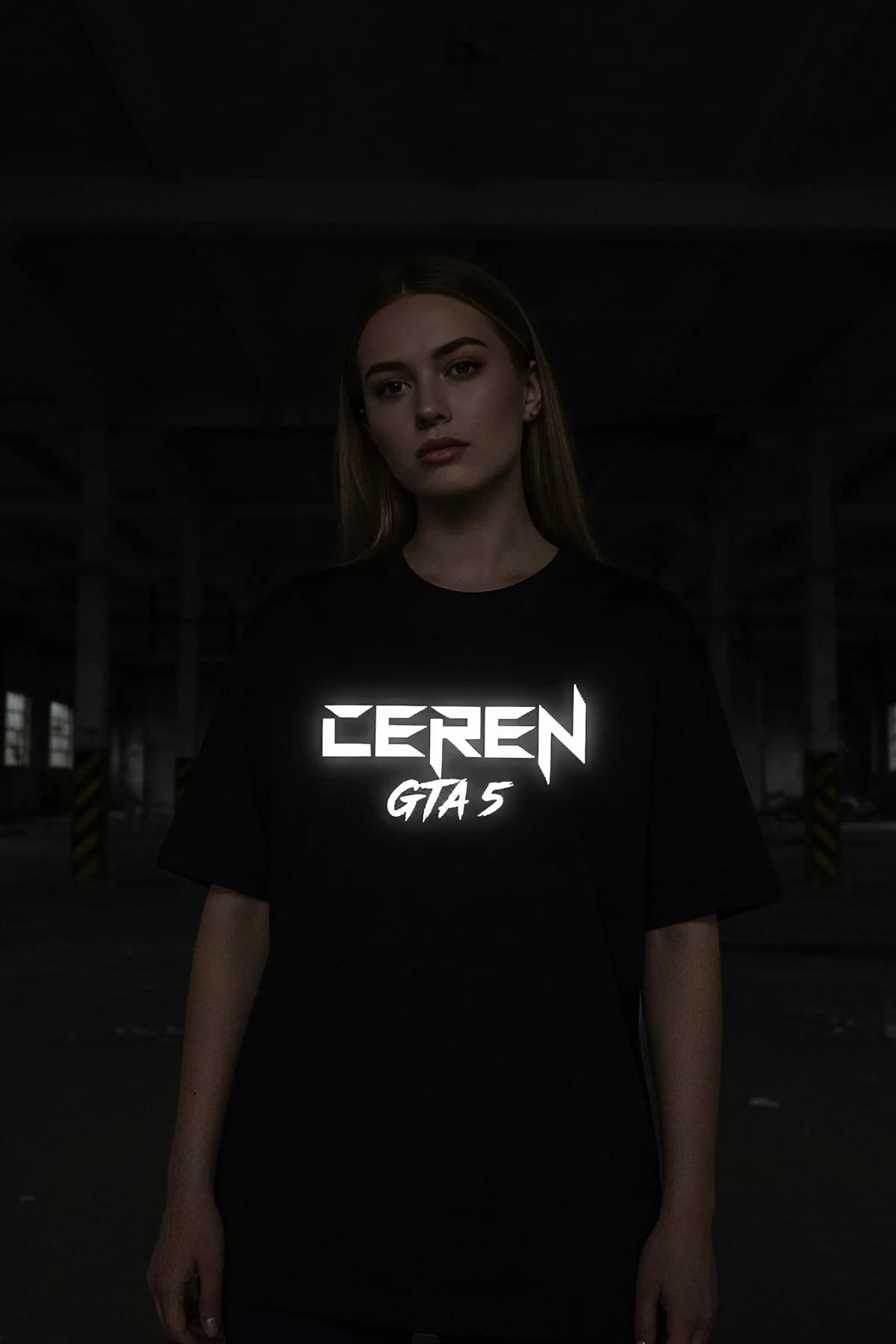 Düşük ışıkta parlayan Ceren GTA 5 baskılı siyah oversize grafik tişört giyen kadın