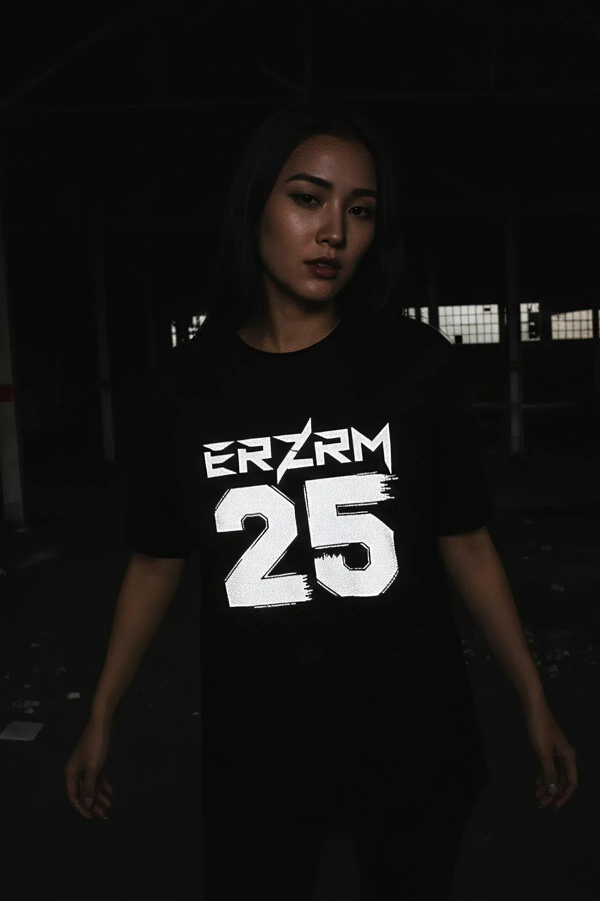Siyah pamuk jersey oversize tişörtteki ışıya reaktif ERZRM 25 göğüs grafiğinin yakın çekimi