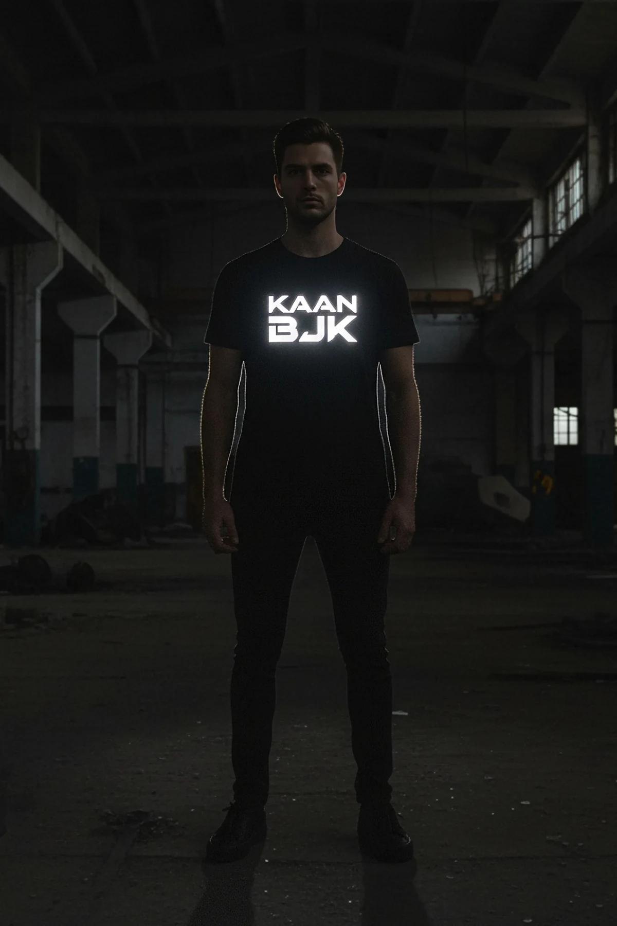 Doğrudan ışık altında aktive olan reflektör göğüs grafikli siyah oversize pamuklu tişörtün ön görünümü