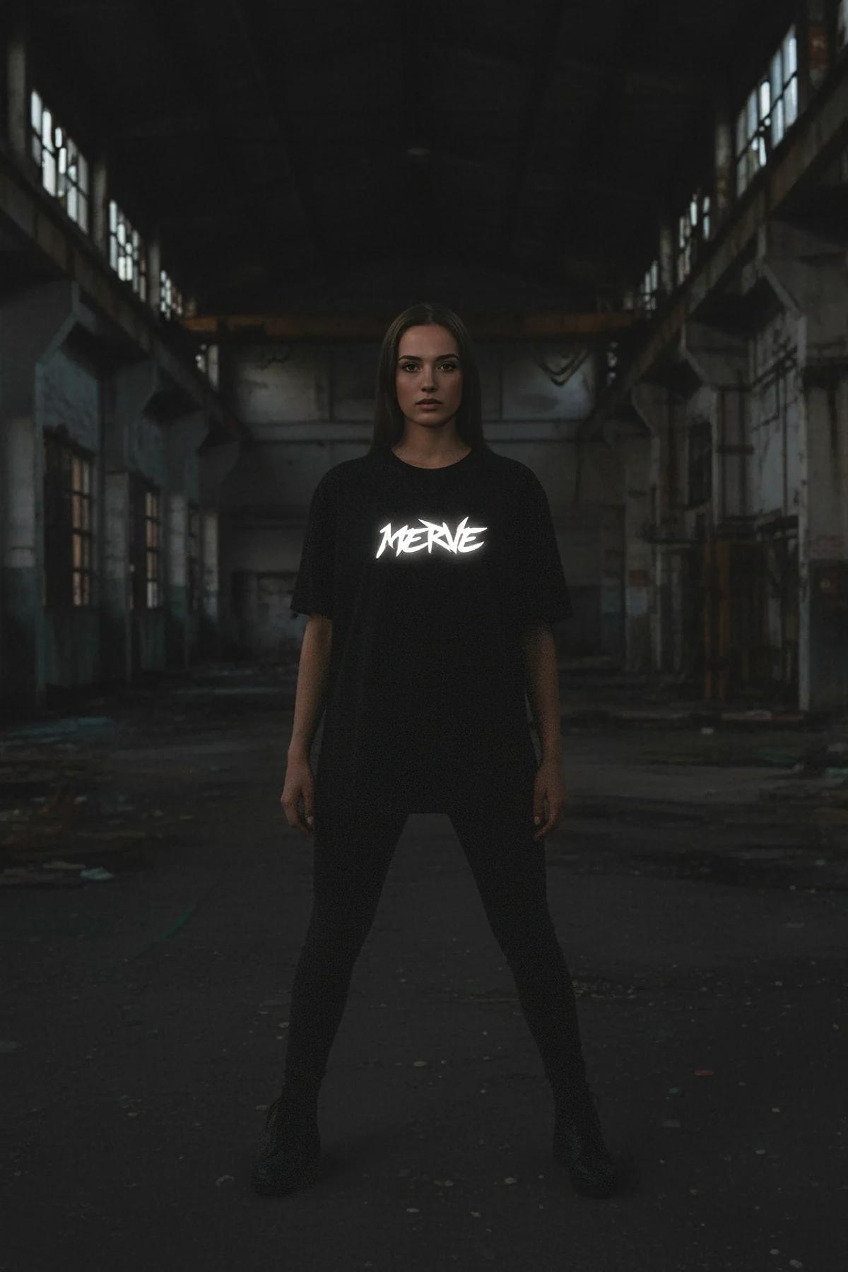 Göğüs merkezinde beyaz reflektör grafiti logo baskılı, box düşük omuz kesimli siyah oversize erkek tişört