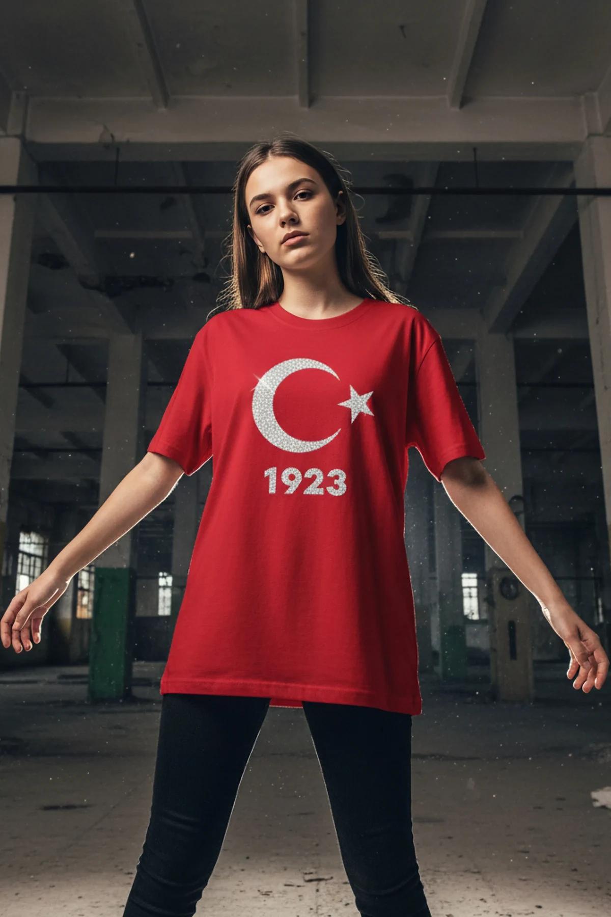 Siyah pamuklu tişört kumaşındaki beyaz hilal ay ve beş köşeli yıldız serigrafi baskısının yakın çekimi