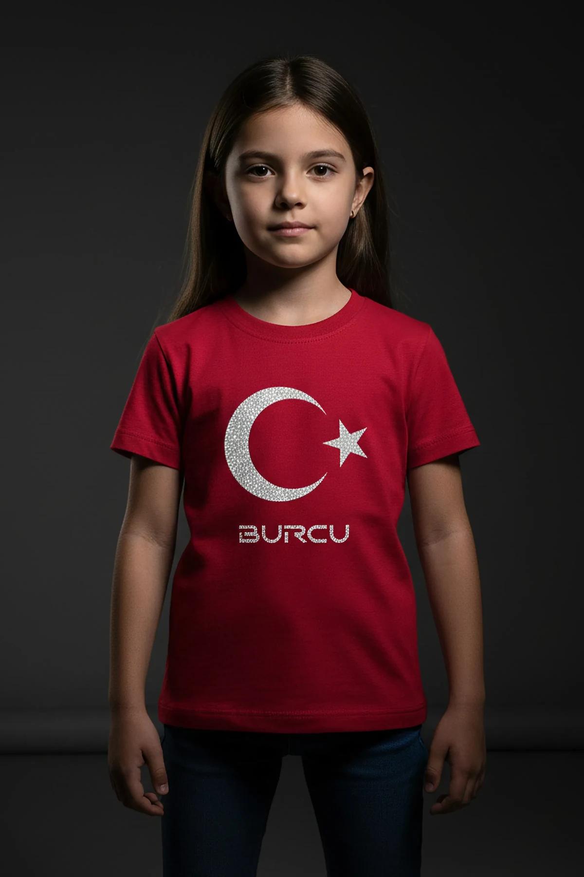 kırmızı çocuk tişört, gümüş reflektör ay yıldız motif ve göğüste BURCU isim baskısı