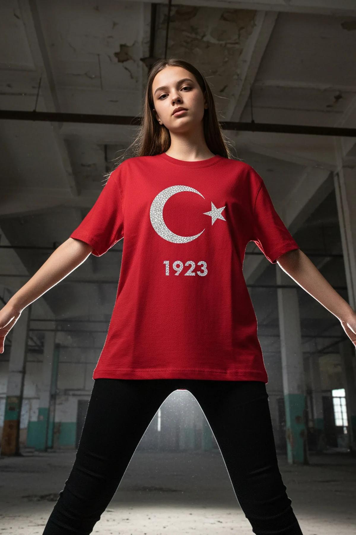 Normal bisiklet yaka silüetini ve düz etek boyunu gösteren düz serili siyah grafik tişört