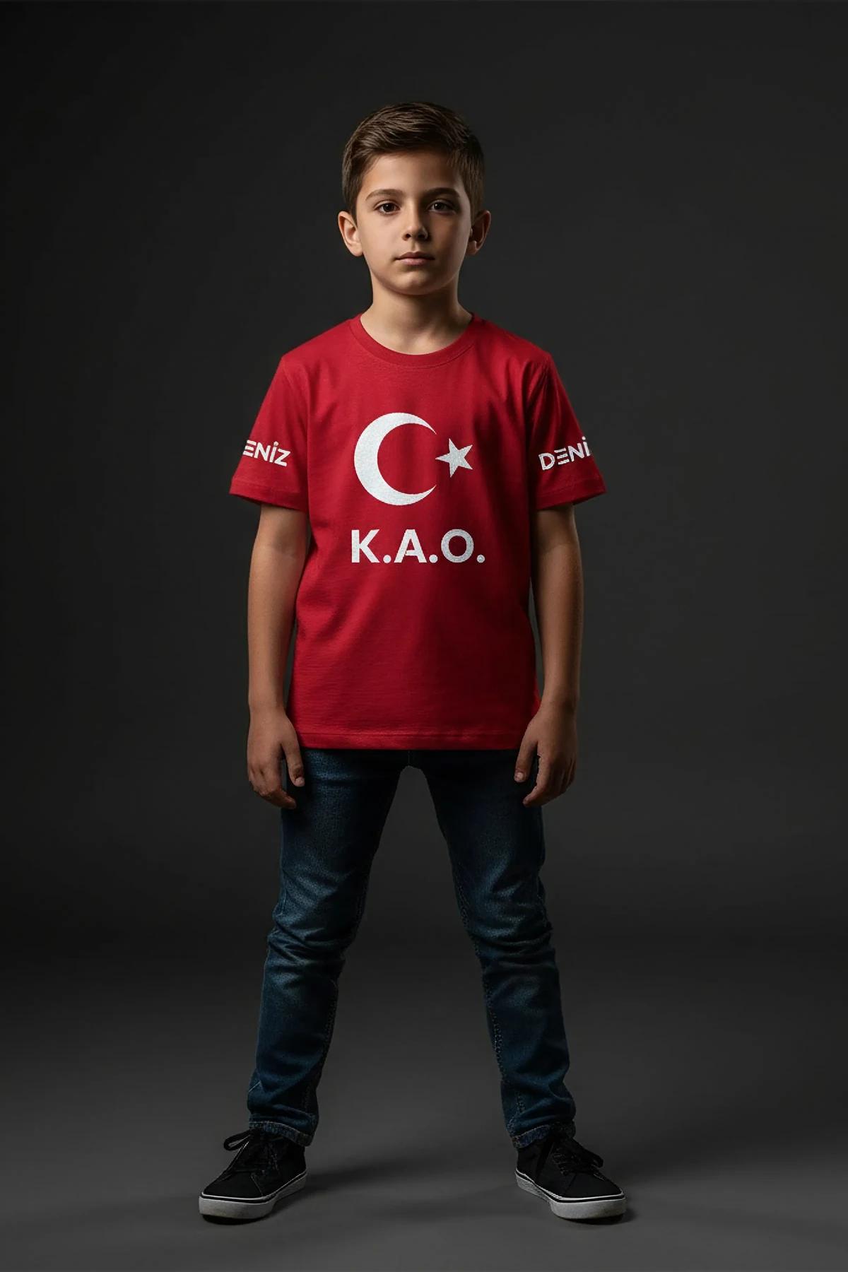 kırmızı çocuk tişört reflektör ay yıldız göğüs baskısı ve koldaki isim yazısıyla erkek çocukta