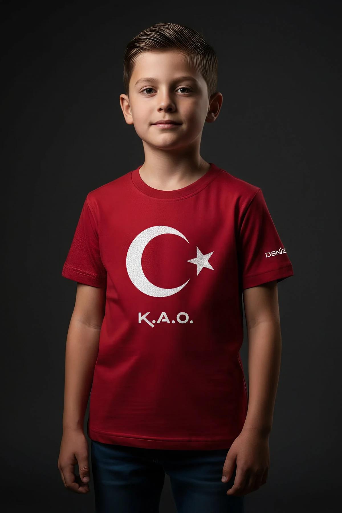 kırmızı pamuklu çocuk tişört göğsünde beyaz reflektör ay yıldız grafik yakın çekim