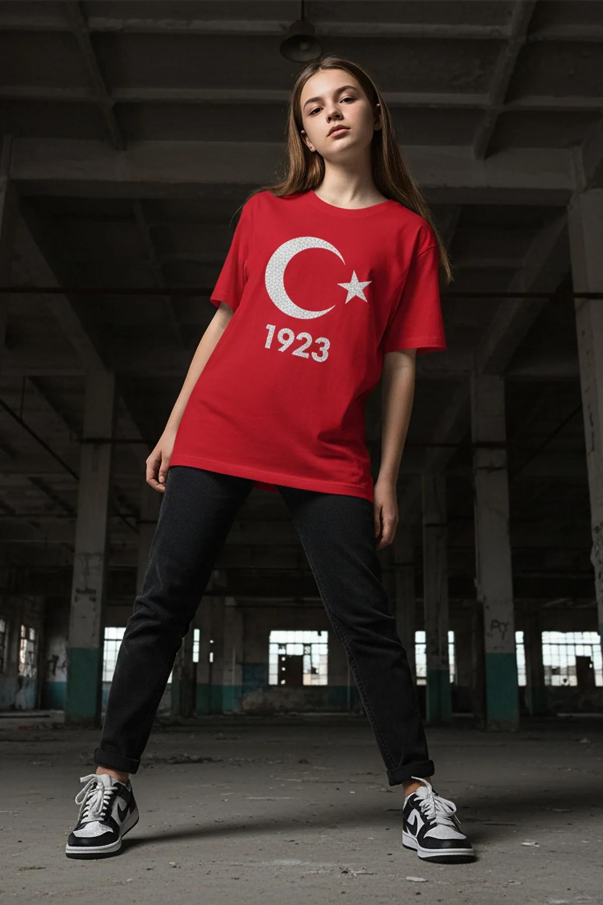 180 gsm kumaş ağırlığı ve tüp örme yapısını gösteren siyah pamuklu tişörtün yan görünümü