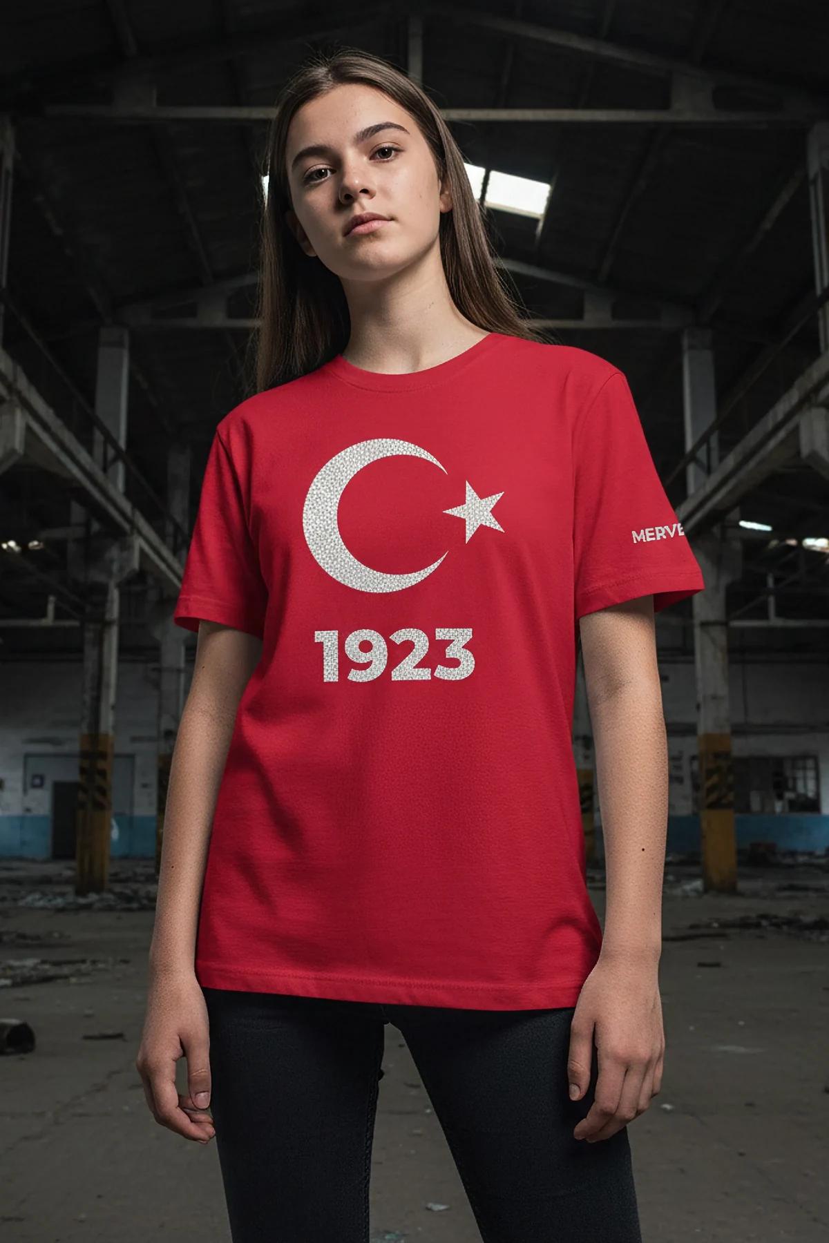 Kırmızı pamuklu oversize tişört 1923 reflektör baskı flaş altında parlama detayı