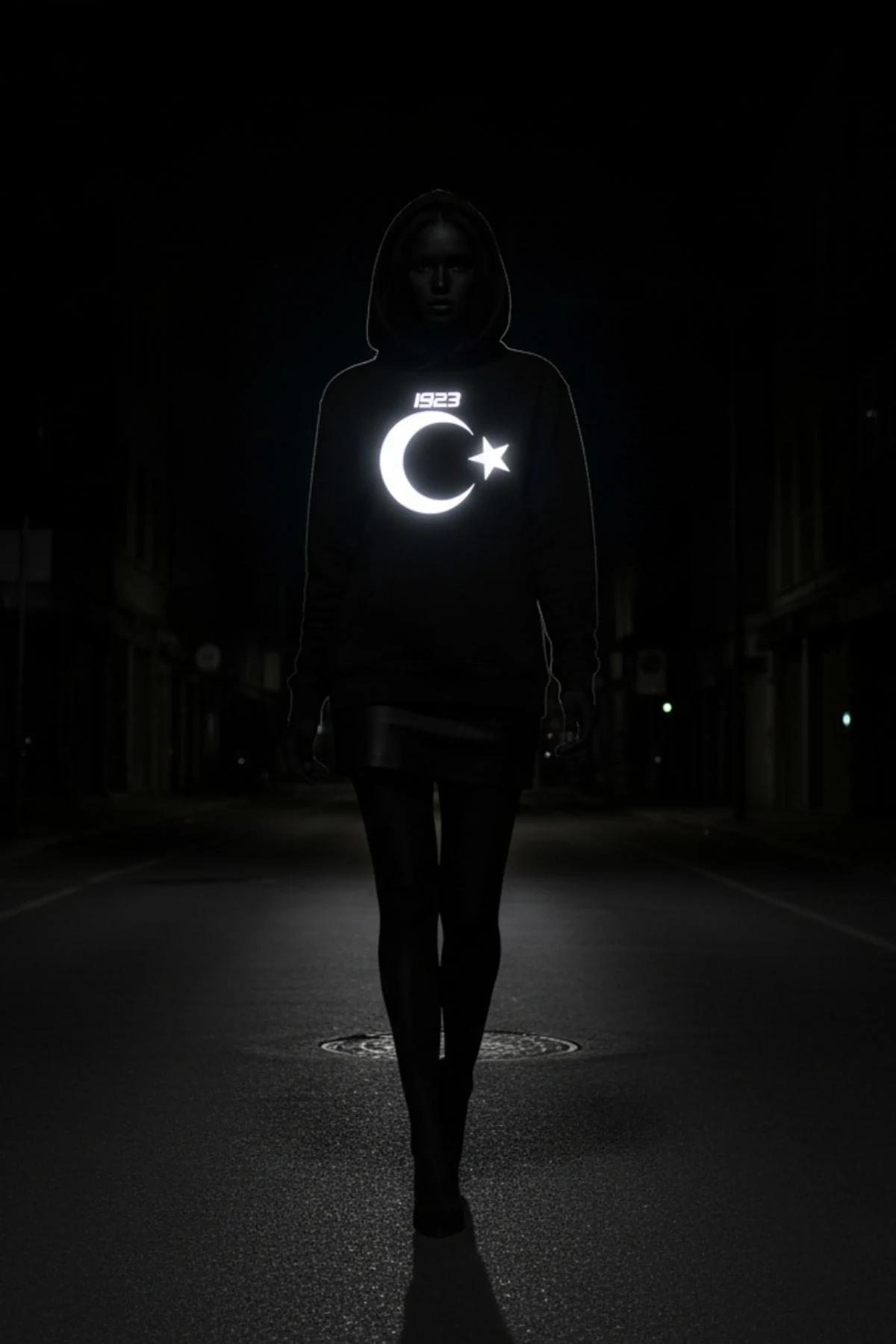 Gece karanlık sokakta parlayan reflektör 1923 hilal yıldız baskılı siyah kapüşonlu sweatshirt ön baskısı