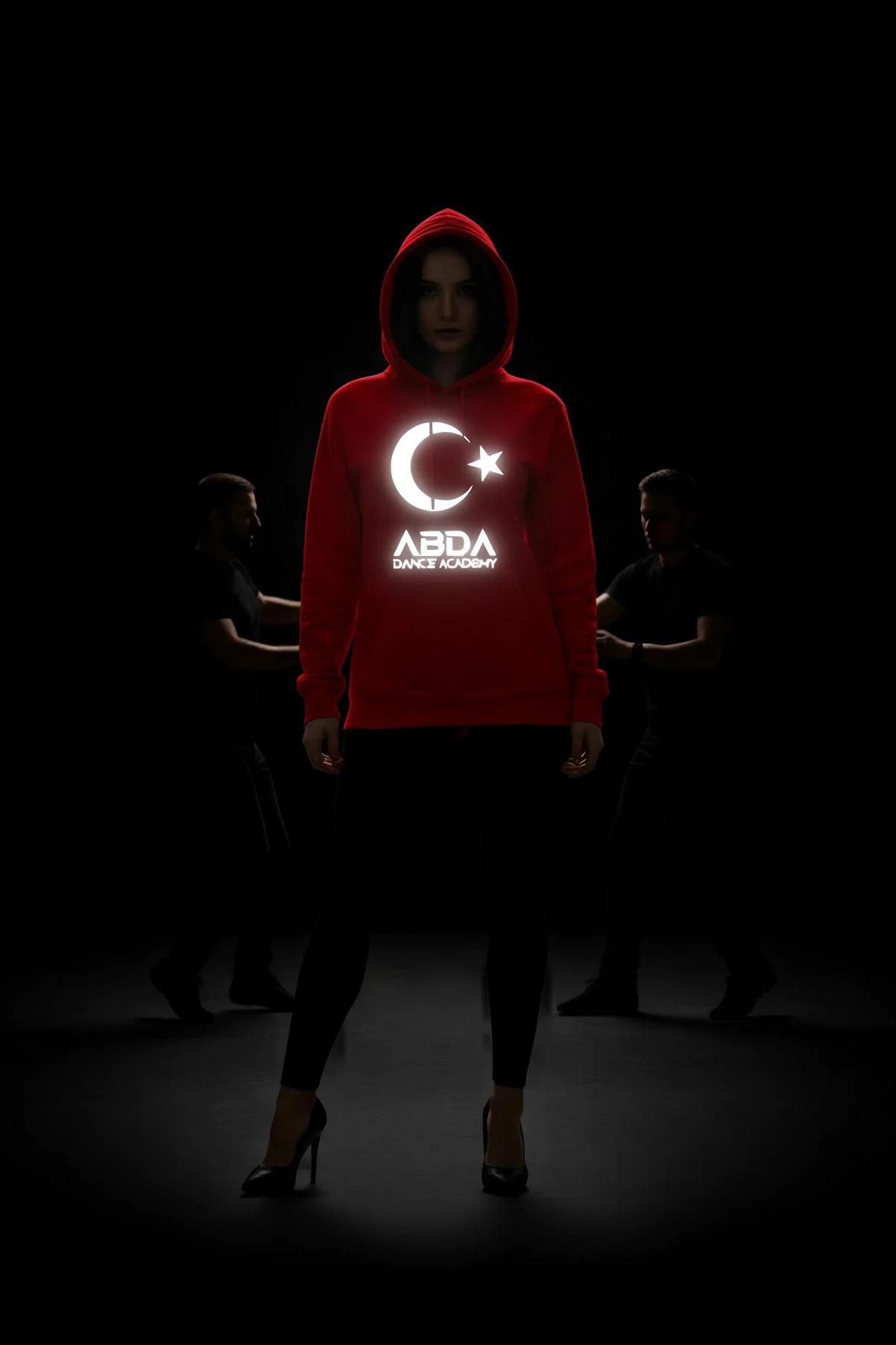 kırmızı LED ışıklı kapüşonlu sweatshirt, parlayan Türk bayrağı ay yıldız ve ABDA Dance Academy göğüs grafiği, kadın modelde