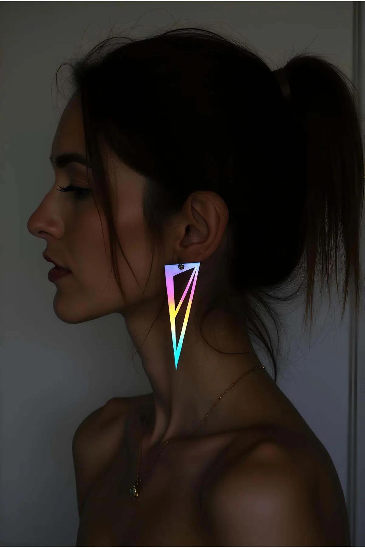 Yan profil görünümde takılan açık çerçeve geometrik taşlı holografik gökkuşağı üçgen sallantı küpeler