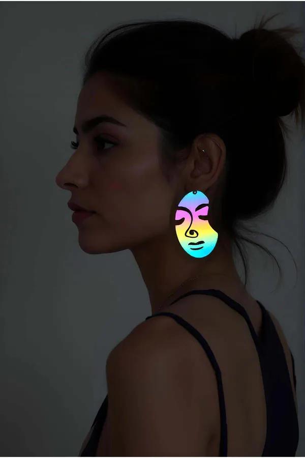 Reflektörlü Gökkuşağı Soyut Kadın Yüzü Küpe Lazer Kesim