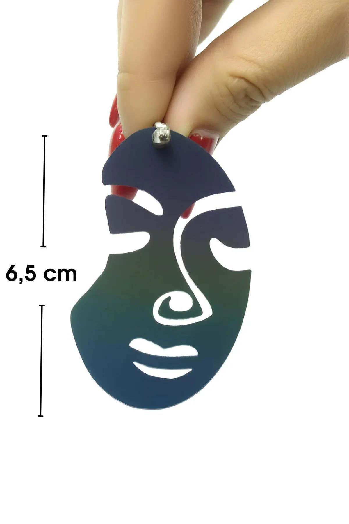 Koyu arka planda yaklaşık 5 cm uzunluğunda oversize akrilik yüz sallantı küpe yan profil