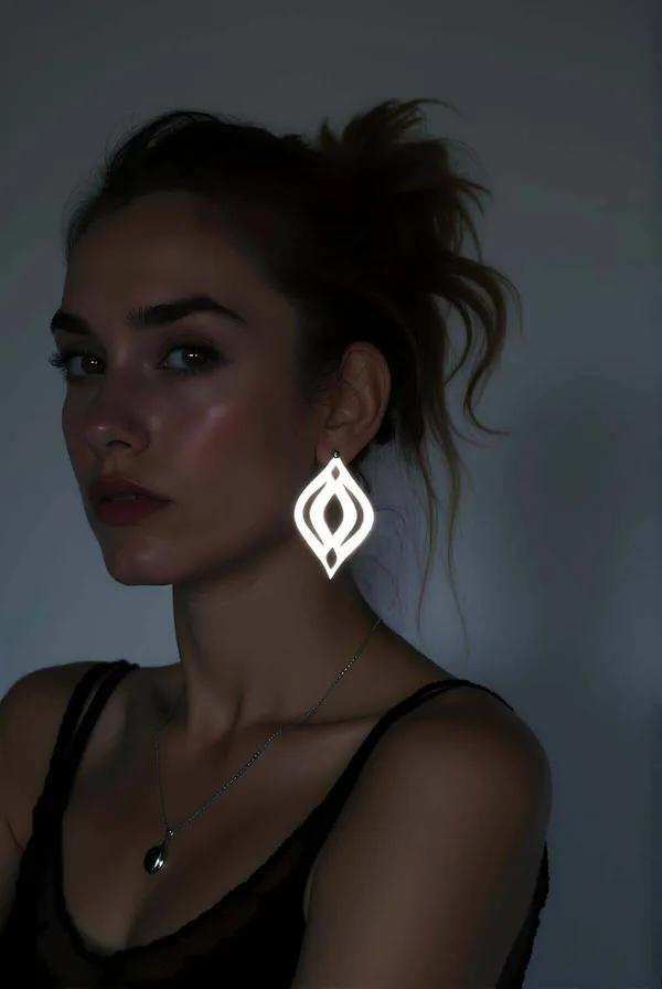 Gümüş reflektör lazer kesim sarkıt küpe, geometrik elmas göz kesimi, modelde, koyu arka plan
