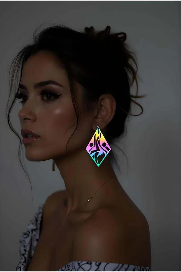 Kabile desenli, 5 cm sarkmalı gökkuşağı iridescent holografik elmas şekilli geometrik kesimli küpeler