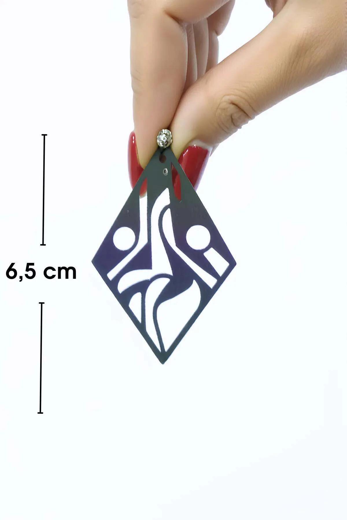 Işık altında pembe-yeşil renk değişimi gösteren holografik akrilik küpe yüzeyinin yakın çekimi