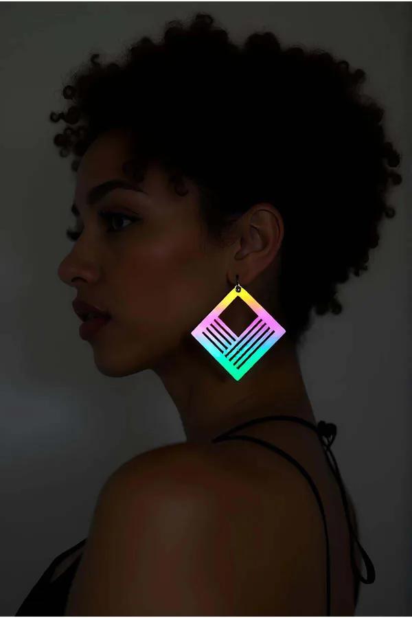 Koyu arka planda sallantı küpe olarak takılan konsantrik geometrik kesimli gökkuşağı iridescent lazer kesim kare akrilik küpeler