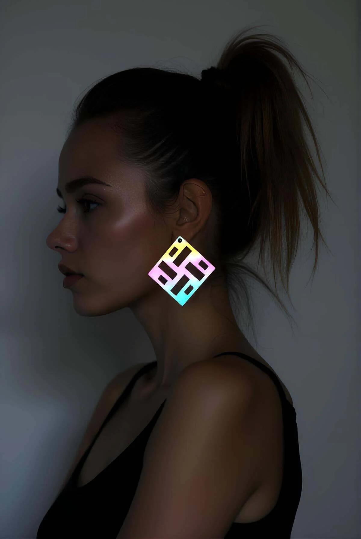 Holografik kare küpe gökkuşağı renkleri lazer kesim dikdörtgen boşluklar geometrik akrilik 6 cm