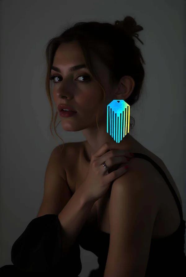 Maviden sarı-yeşile kayan geometrik akrilik ifade çifti holografik iridescent lazer kesim çizgili sallantı küpeler