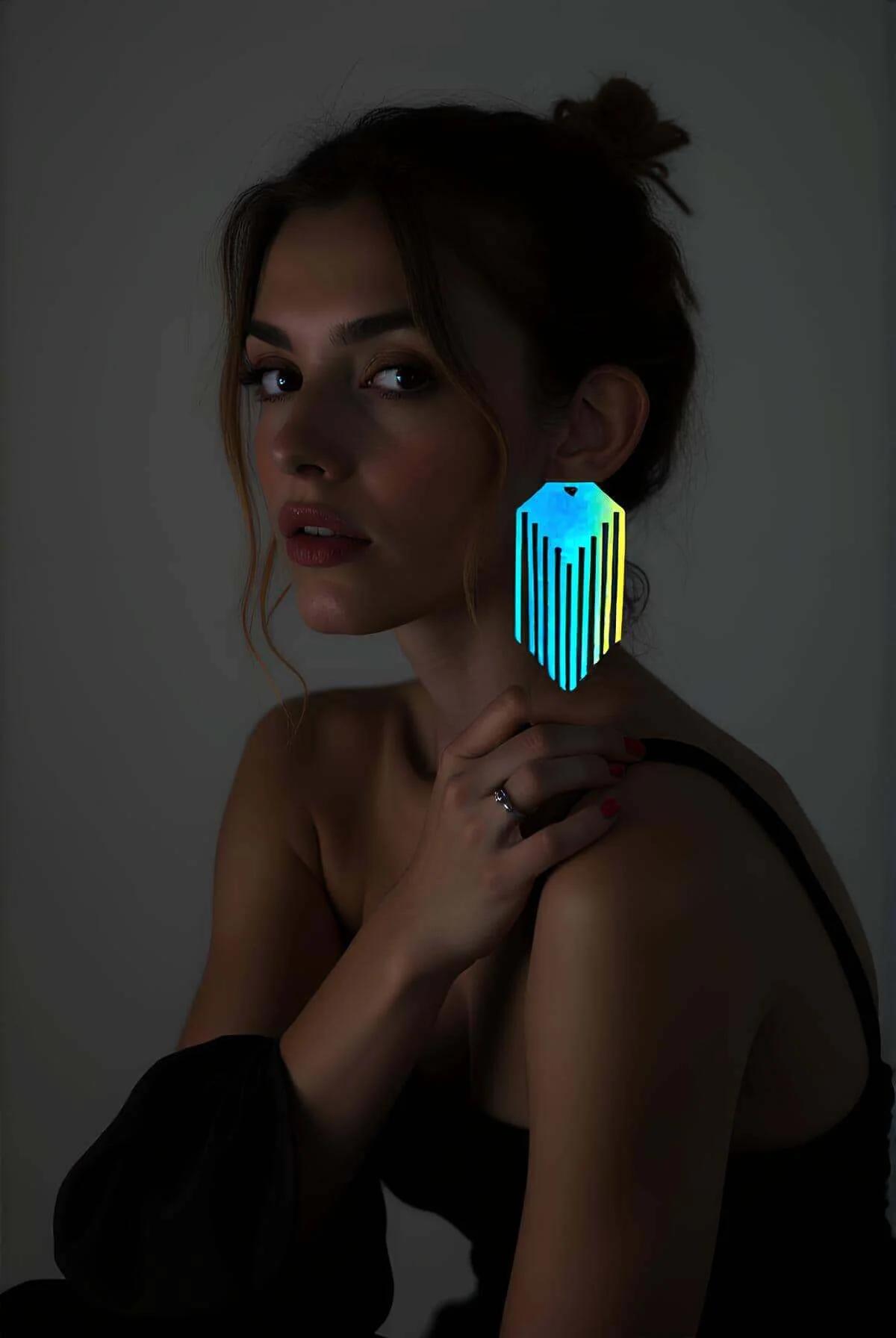 Maviden sarı-yeşile kayan geometrik akrilik ifade çifti holografik iridescent lazer kesim çizgili sallantı küpeler