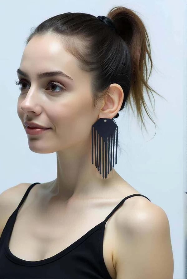 Siyah suni deri geometrik kalkan küpe, lazer kesim dikey püskül şeritler, yüksek at kuyruklu modelde
