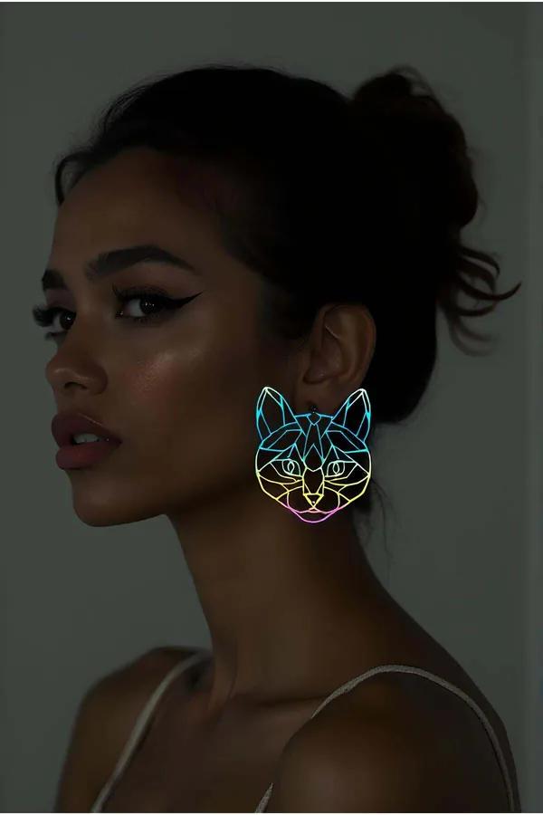 Model kulağında gökkuşağı iridescent akrilik düşük-poligon üçgen tasarımlı holografik geometrik kedi yüzü küpeler