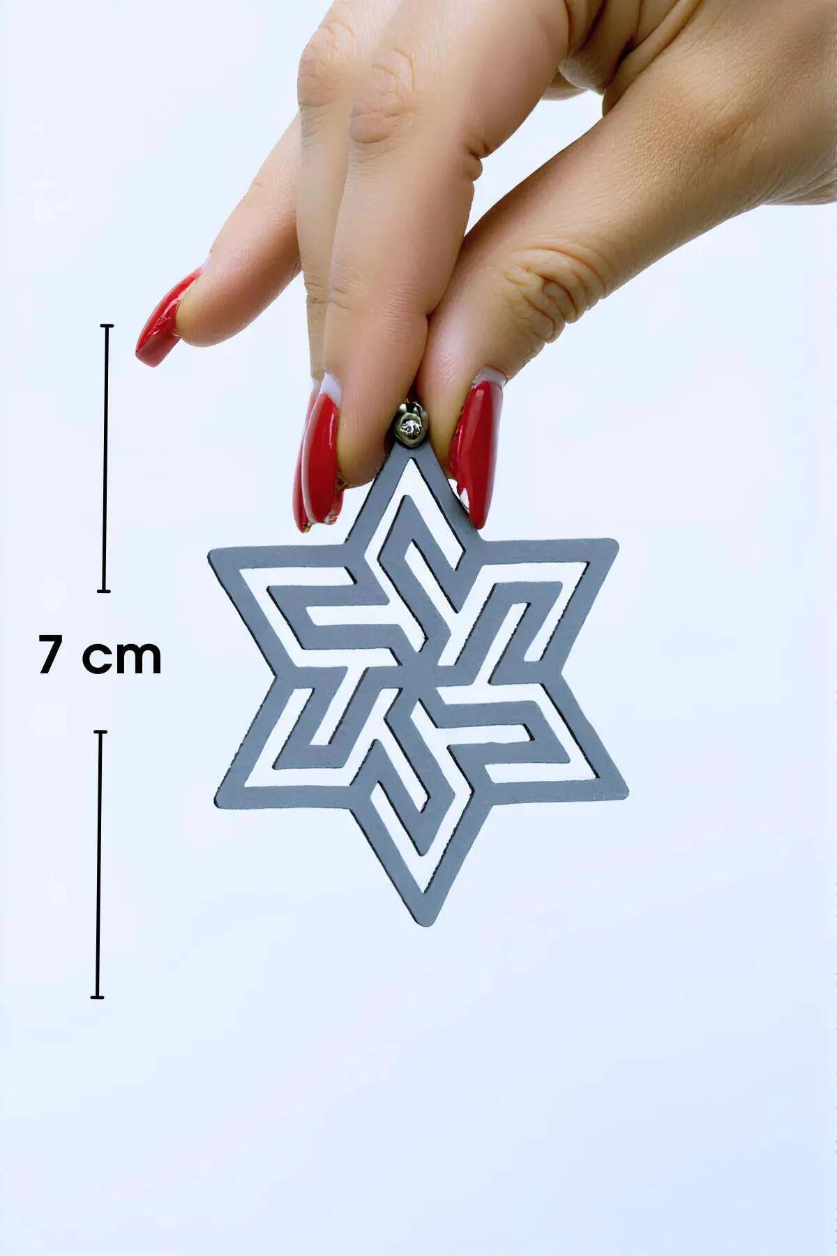 Holografik gökkuşağı yıldız küpe içindeki lazer kesim geometrik labirent kesim deseninin yakın çekimi