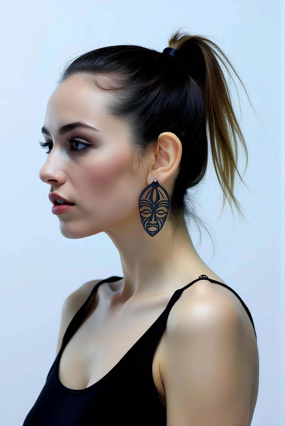 Siyah suni deri etnik maske küpeleri, lazer kesim tribal oval kalkan, iğne, modelde