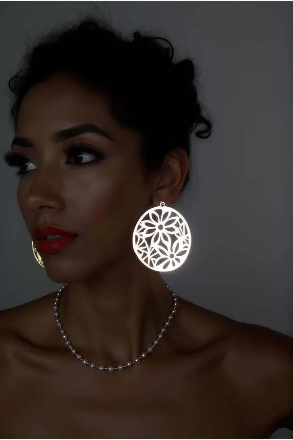 Çiçeksel kesim deseni ve parlatılmış yüzeyli oversize dairesel sallantı altın lazer kesim çiçek disk küpeler, modelde