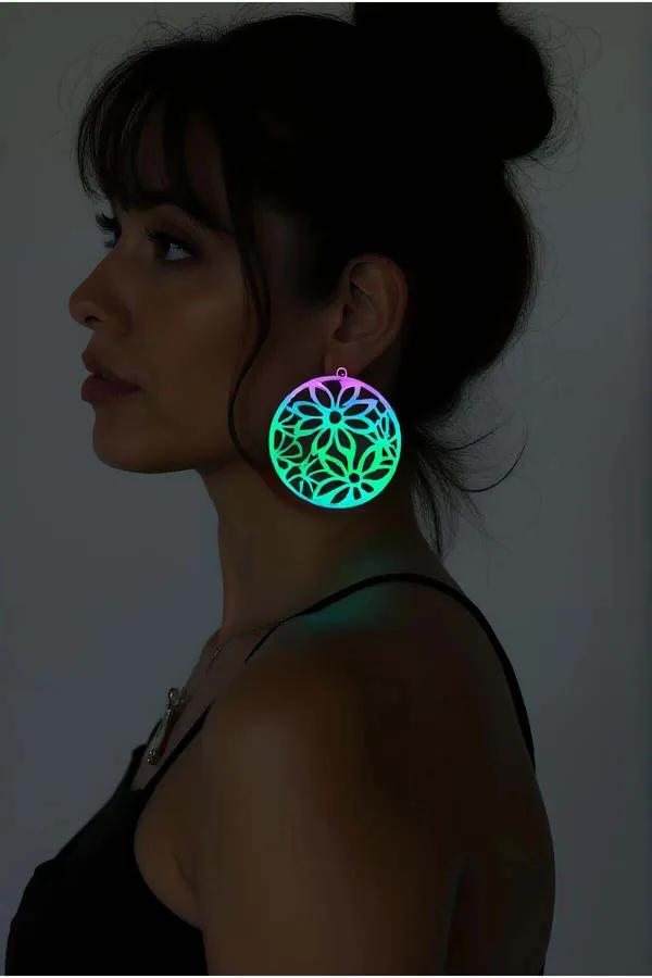 Kulakta takılan pembe-camgöbeği holografik bitişli büyük dairesel lazer kesim disk gökkuşağı iridescent çiçeksel sallantı küpeler