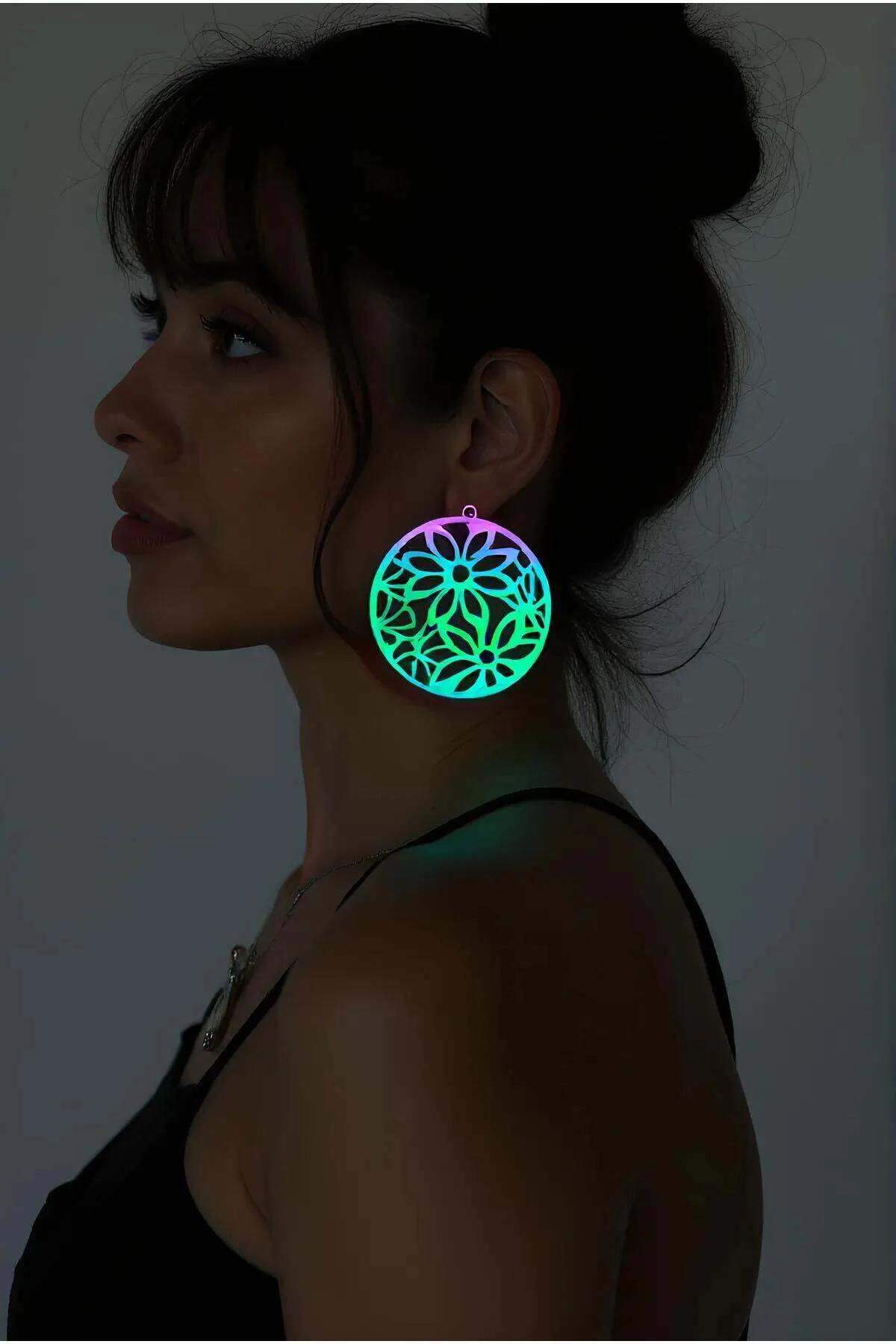 Kulakta takılan pembe-camgöbeği holografik bitişli büyük dairesel lazer kesim disk gökkuşağı iridescent çiçeksel sallantı küpeler