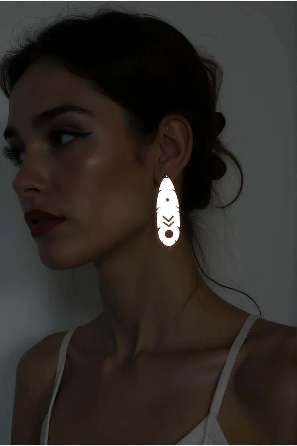 Az ışıkta parlayan geometrik lazer kesim şevron ve daire kesimli reflektör beyaz boho sallantı küpeler