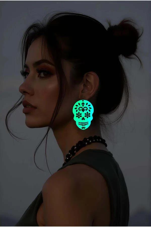 Karanlıkta neon yeşil parlayan lazer kesim kurukafa küpe büyük boy sarkıt model