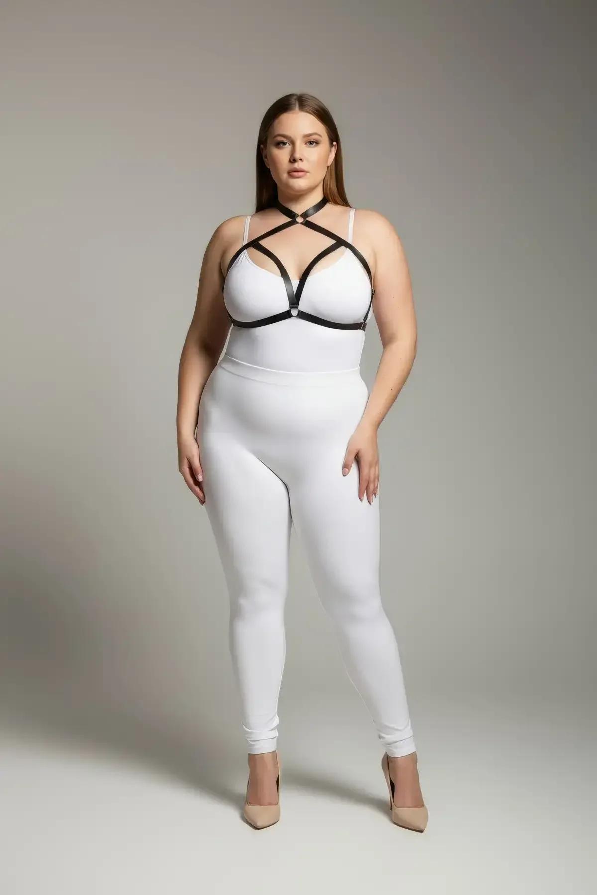 Beyaz bodysuit üzerine giyilen gümüş metal merkezi halkalı siyah suni deri bantlı O-halka göğüs harness
