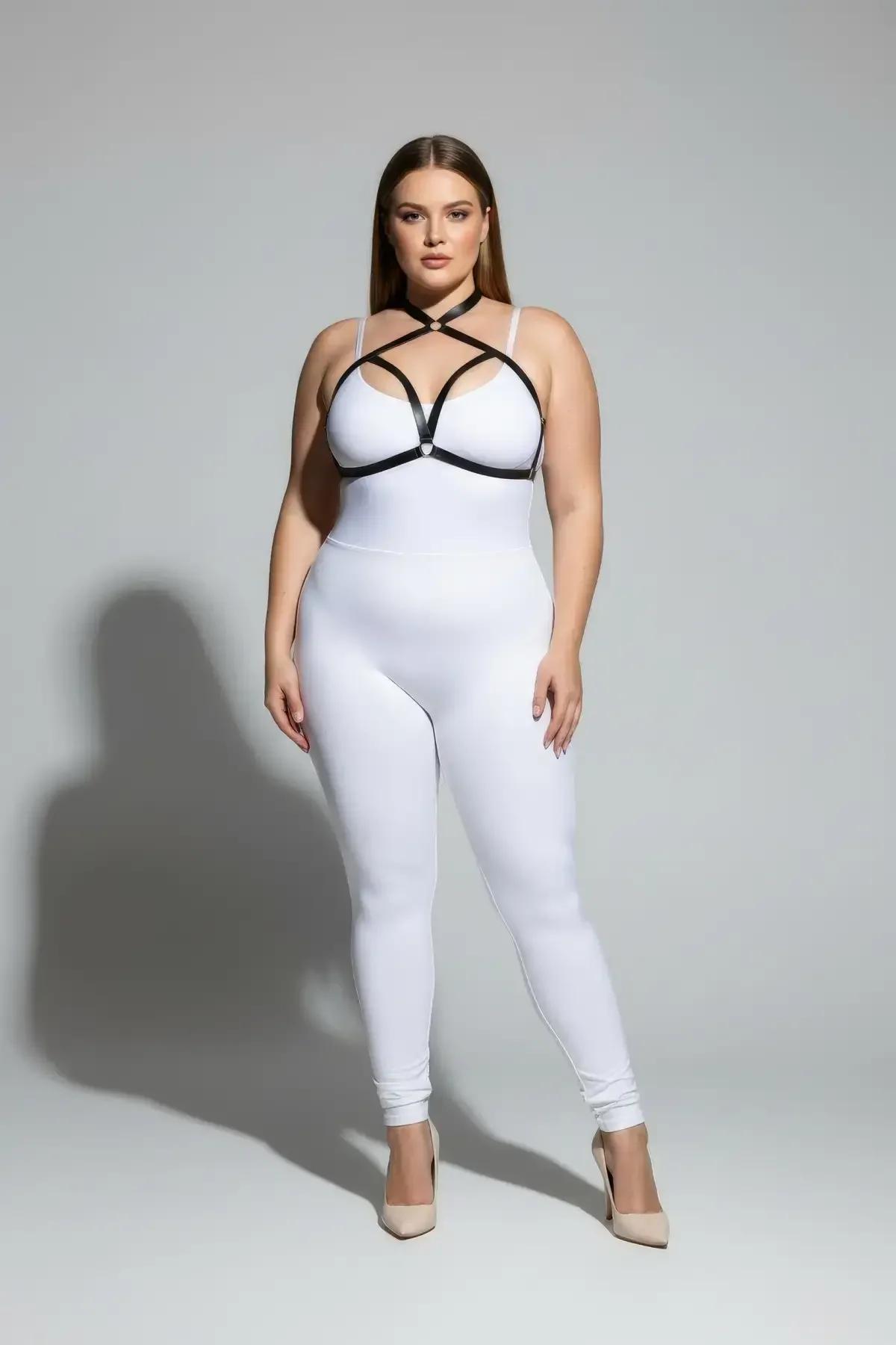 Siyah suni deri göğüs harness askısında ayarlanabilir metal kaydırıcı detayı