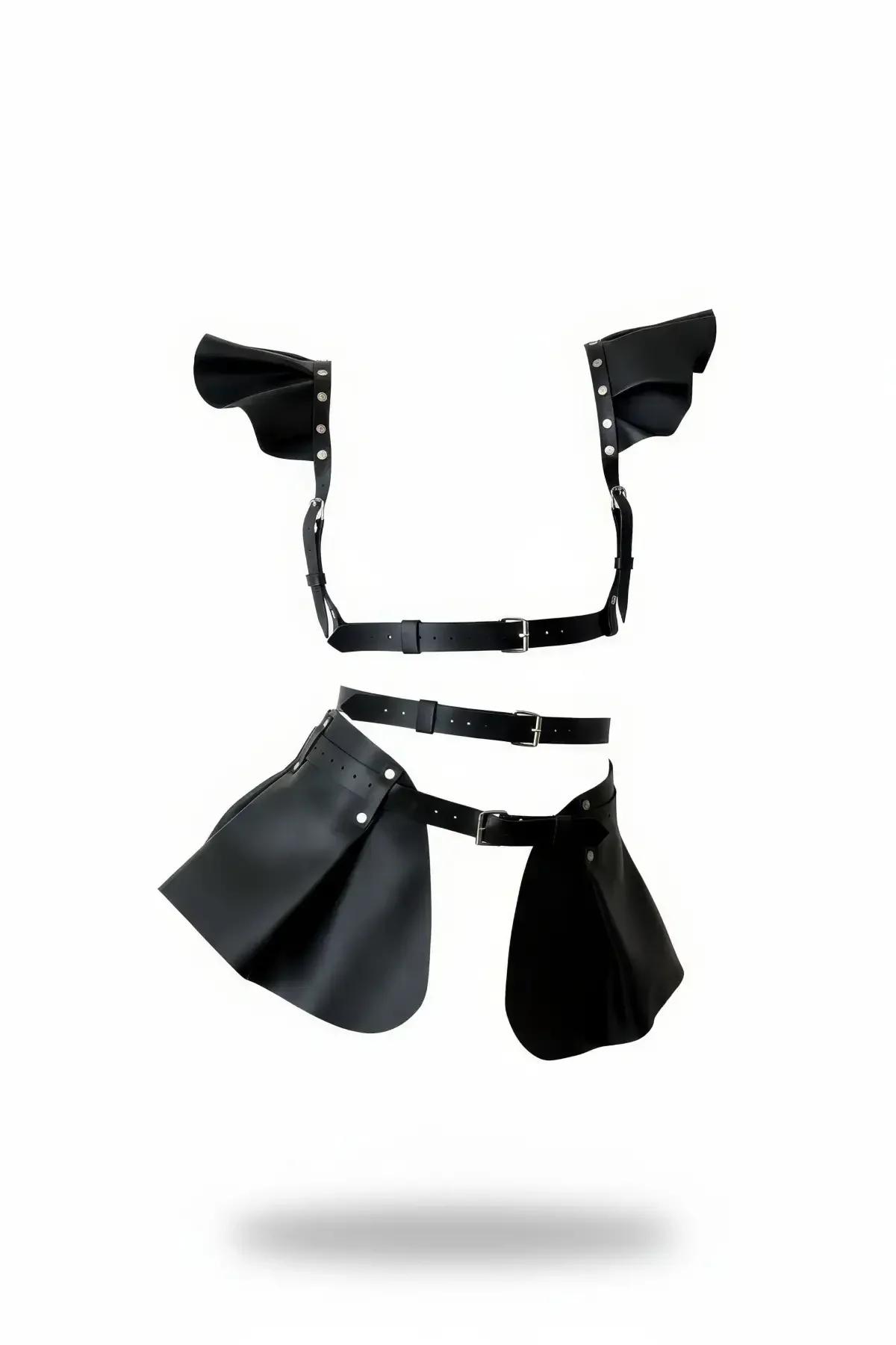 Siyah suni deri omuz harness, yapılandırılmış kanat panelleri ve çıkarılabilir iki panelli sargı etek, gümüş ton tokalar